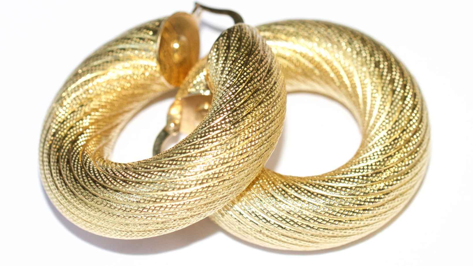 ?Why Chunky Gold Hoop Earrings are the Perfect Gift for Any Occasion